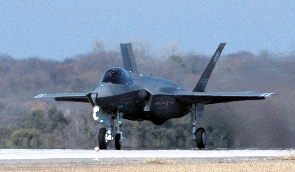 Tengerbe zuhant a brit légierő egy F-35-ös harci gépe